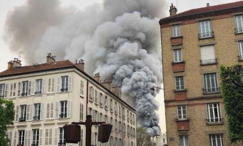 Novo incêndio na França; coluna de fumaça é vista em Versailles  - Twitter/Reprodução 
