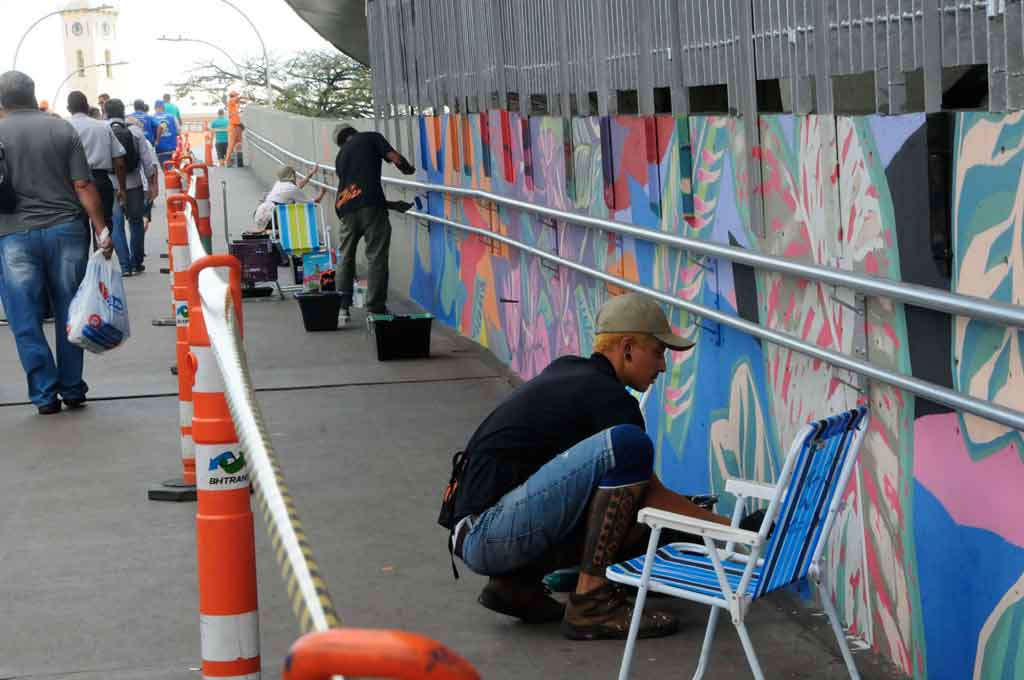 Passarela da Lagoinha ganha mural colorido de 400 metros  - Paulo Filgueiras/EM/D.A. PRESS