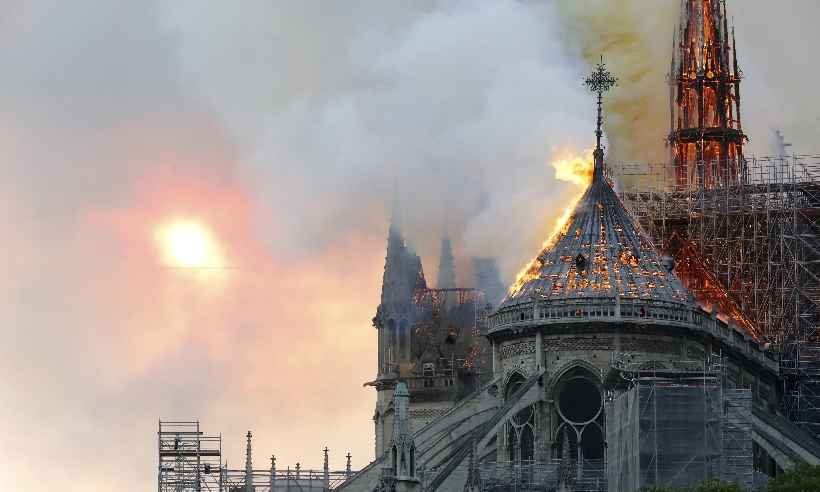 Operários da reforma em Notre-Dame violaram proibição de fumar - FRANCOIS GUILLOT / AFP
