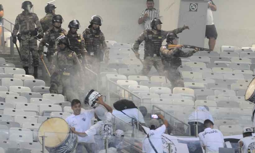 PM usa bala de borracha em confusão de torcedores em eliminação de Atlético - Alexandre Guzanshe/EM/DA PRESS