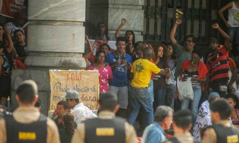 Moradores ocupam a sede da Prefeitura de Belo Horizonte em protesto - Leandro Couri/EM/D.A.Press