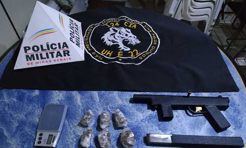 PM apreende submetralhadora em telhado de casa no Morro do Papagaio - Polícia Militar/Divulgação