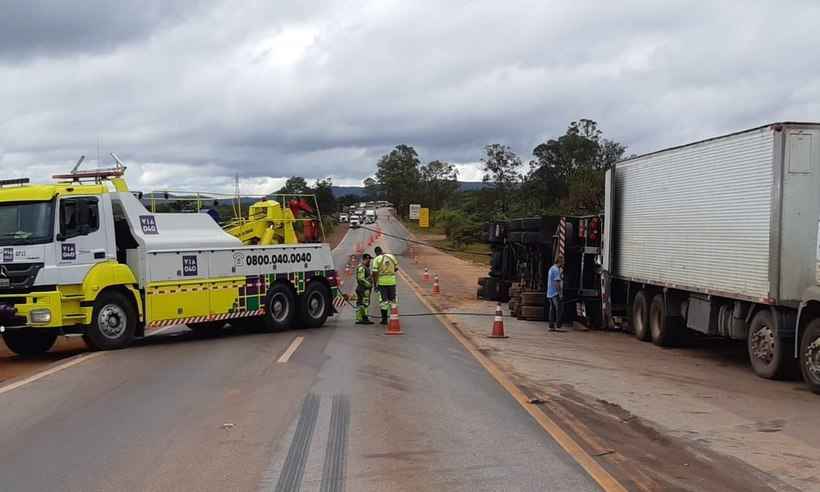 Caminhão segue interditando BR-040; concessionária tenta destombamento - Via 040/Divulgação