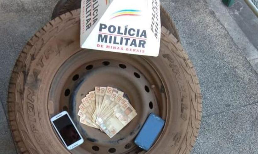 Dupla é presa em flagrante depois de roubar estepes no Bairro Castelo, em BH - Divulgação/Polícia Militar de Minas Gerais