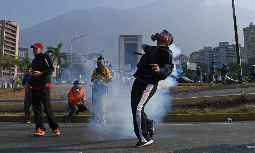 Venezuela: manifestantes e polícia entram em conflito depois de anúncio de Guaidó - Yuri CORTEZ / AFP