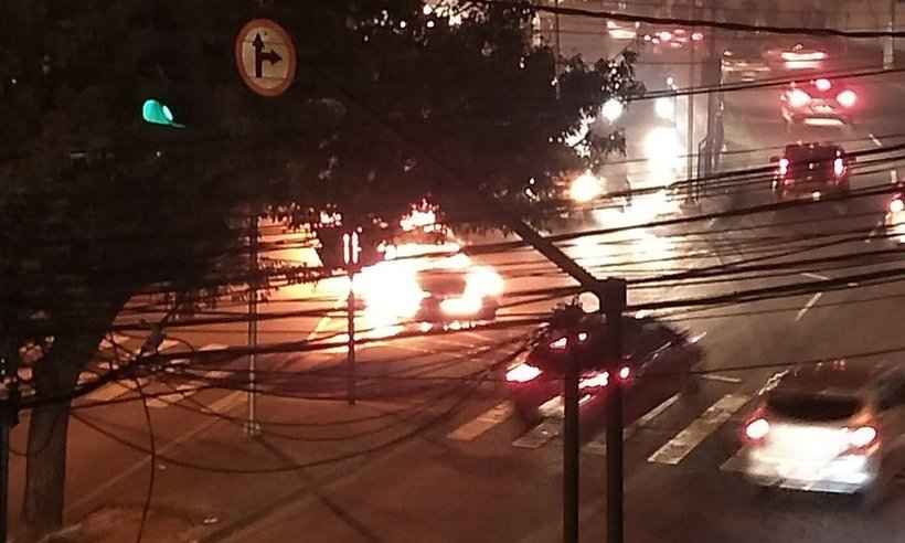 Carro pega fogo e dificulta trânsito na Avenida Raja Gabáglia, em BH - Reprodução/Twitter