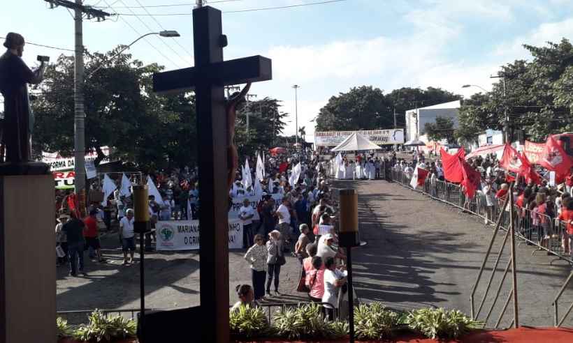 Trabalhadores e desempregados participam de missa de 1º de maio na Cidade Industrial, em Contagem - Jair Amaral/EM/DA Press