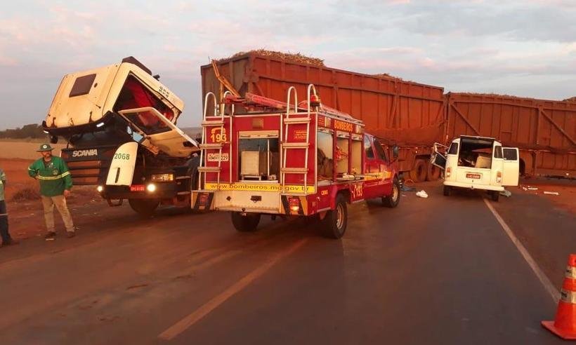 Acidente entre bitrem e Kombi deixa uma pessoa ferida no Sul de Minas - Divulgação/Corpo de Bombeiros