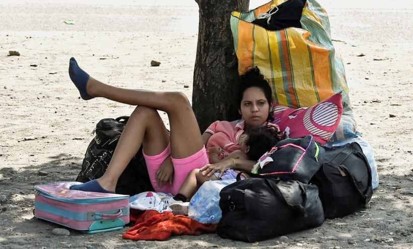 848 venezuelanos entraram em Roraima no dia em que Guaidó tentou derrubar Maduro - LUIS ROBAYO / AFP