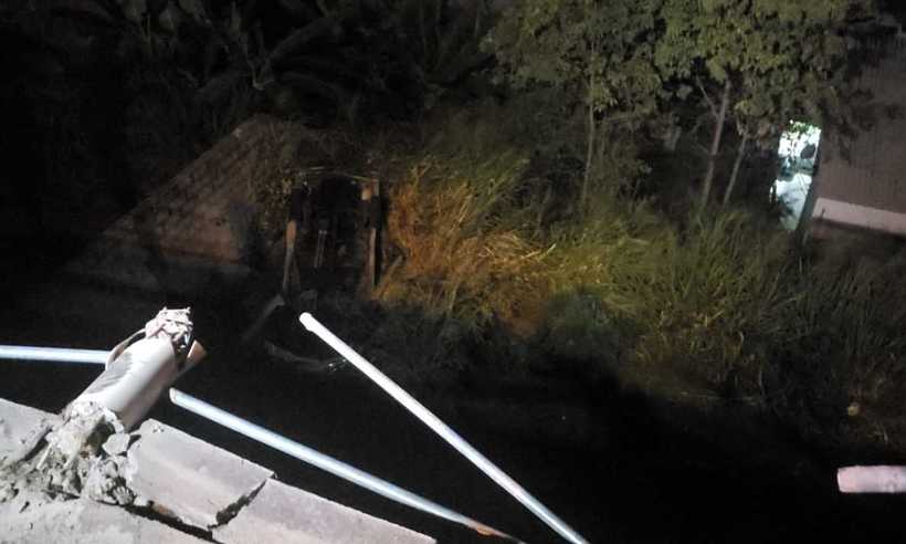 Carro cai em ribanceira de 12 metros no Caiçara onde prédio desabou em 2012 - Corpo de Bombeiros/Divulgação