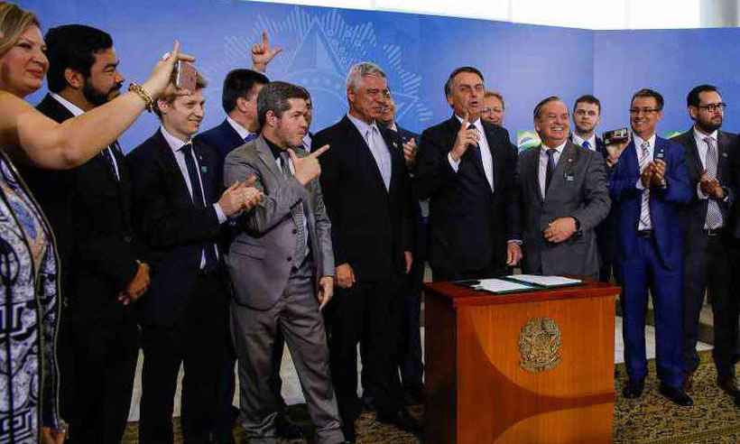 Bolsonaro quer o fim da guerra entre olavistas e militares -  Carolina Antunes/PR
