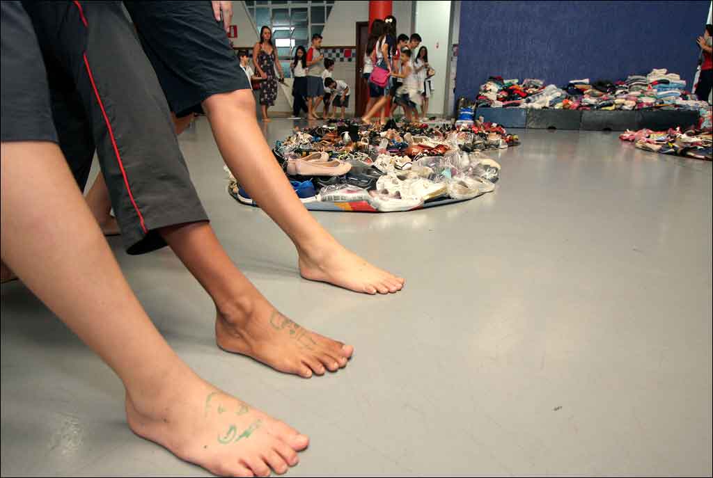 Descalços, estudantes arrecadam doações e refletem sobre as desigualdades sociais - Fotos: Edésio Ferreira/EM/D.A. PRESS