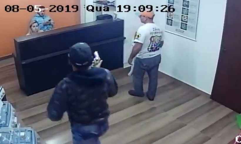 Câmera flagra assalto a depósito de gás em Passa Quatro - Reprodução da Internet/WhatsApp