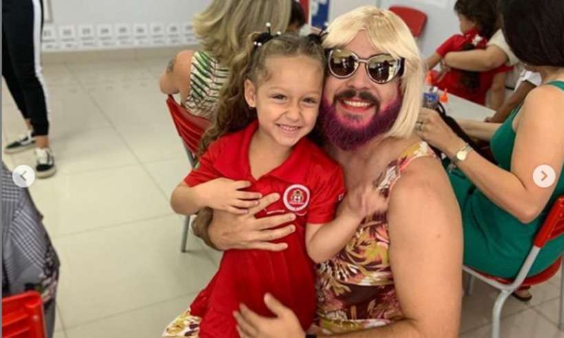 A pedido de filha, pai se veste de mãe para celebrar festa na escola  - Instagram/Reprodução