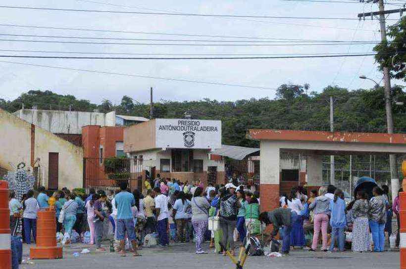 Detento sofre emboscada ao sair de penitenciária em Ribeirão das Neves - Beto Magalhaes/EM/D.A Press- 29/11/2014