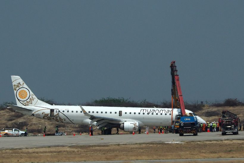 Avião Embraer-190 da Myanmar Airlines pousa em Mianmar sem as rodas dianteiras -  / AFP / STR 