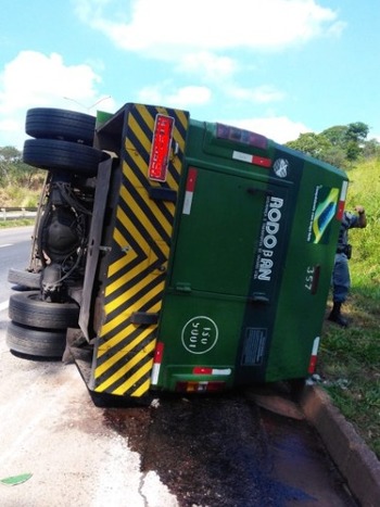 Acidente com carro forte deixa duas pessoas feridas em Ribeirão das Neves - Via 040/Divulgação