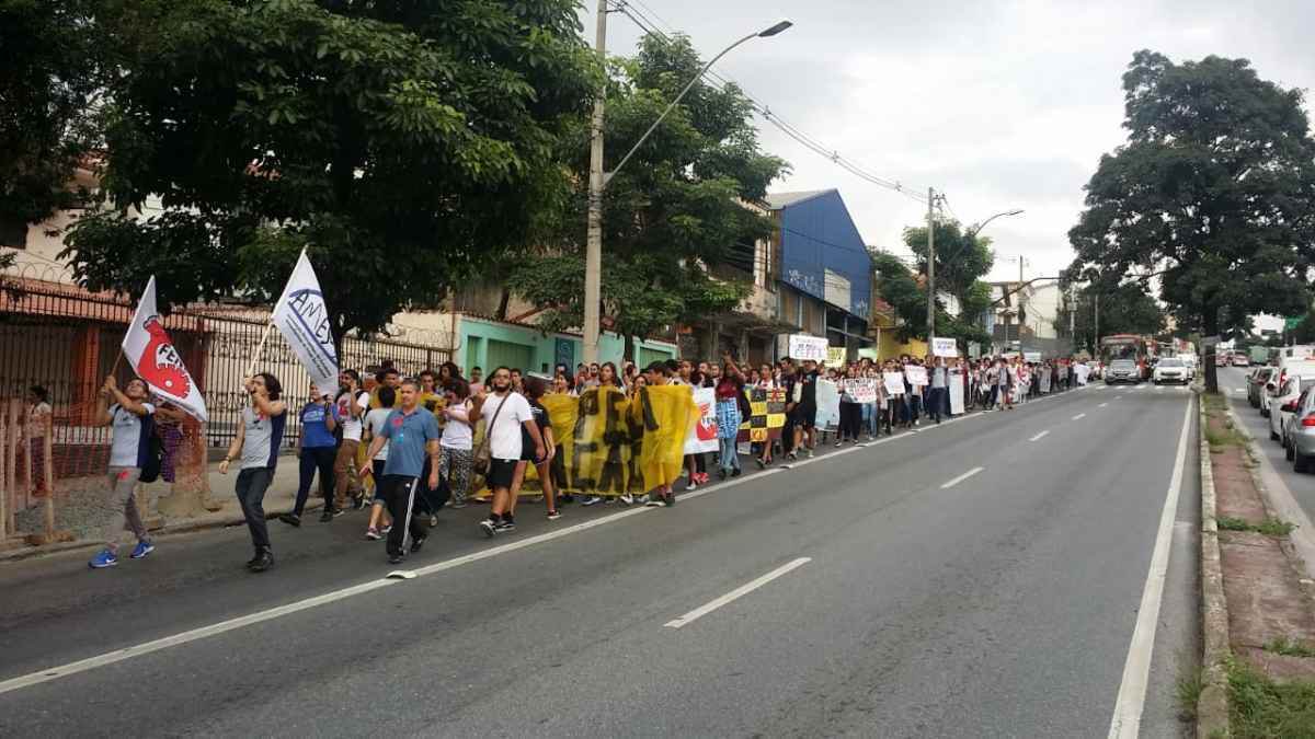 Estudantes protestam em BH contra cortes nas universidades públicas