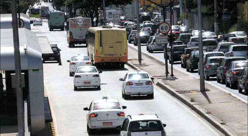 Táxis poderão circular nas faixas exclusivas dos ônibus da Avenida Pedro II - Paulo Filgueiras/EM/D.A Press
