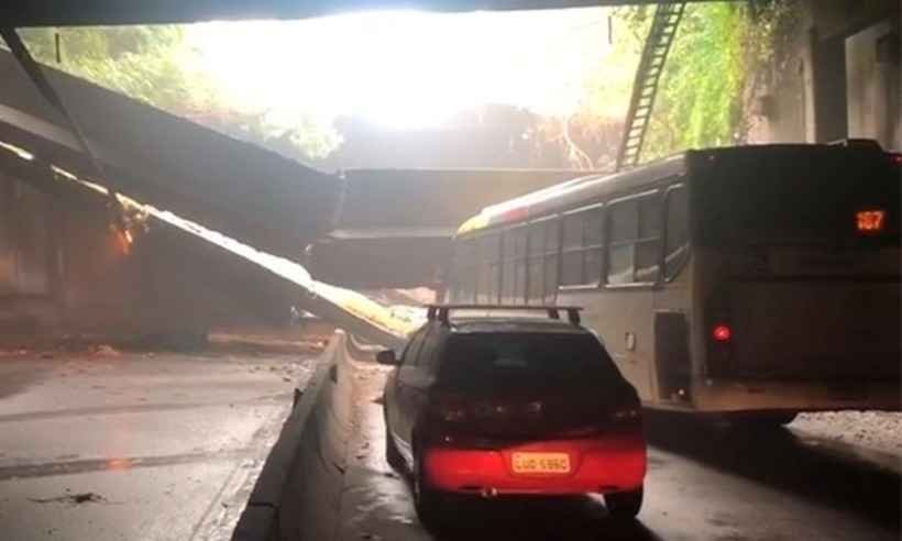 Estrutura de túnel desaba sobre ônibus; Rio entra em estágio de crise - Reprodução/Twitter 