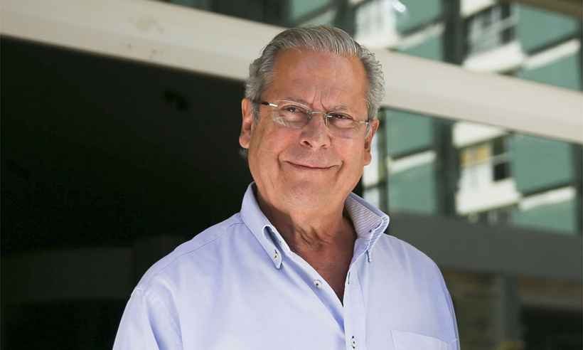 Com atraso de 5h30, José Dirceu se entrega à Polícia Federal em Curitiba - Marcelo Camargo/Agência Brasil