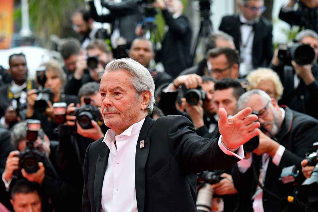 Sob protestos feministas, Alain Delon é homenageado