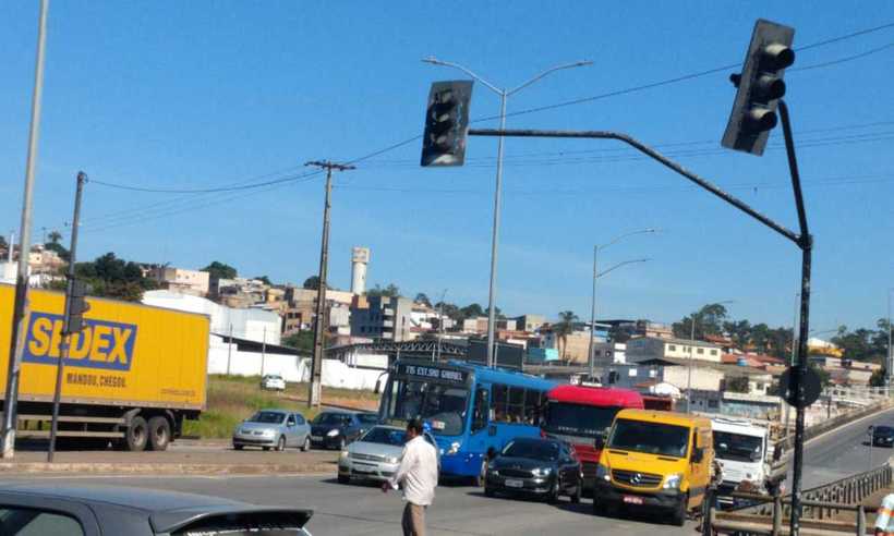 Caminhão rompe cabos e deixa rotatória da Estação São Gabriel sem semáforo - BHTrans/Divulgação