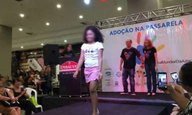 Polêmica: Crianças desfilam em shopping durante evento para serem adotadas - Reprodução/Internet