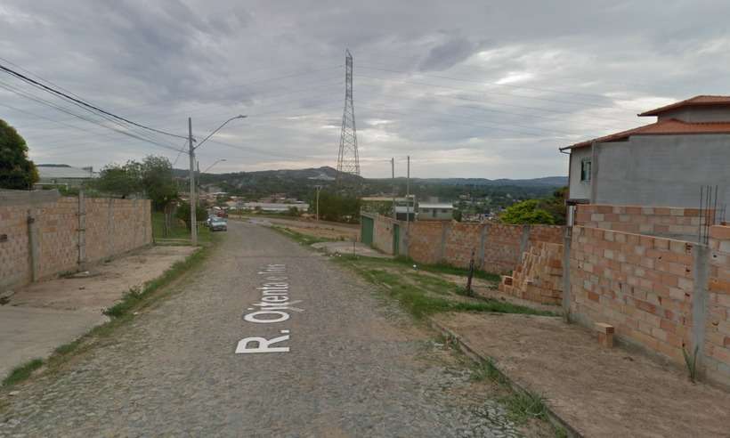 Homem é soterrado após queda de muro em Contagem - Google Street View/Reprodução