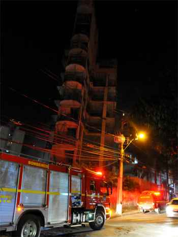 Incêndio atinge prédio no Bairro Gutierrez   - Ramon Lisboa/EM/D.A Press