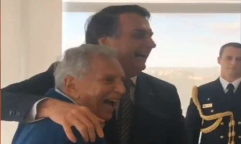 Carlos Alberto de Nóbrega abraça Bolsonaro e afirma: 'Vai nos tirar do buraco' - Reprodução/Internet