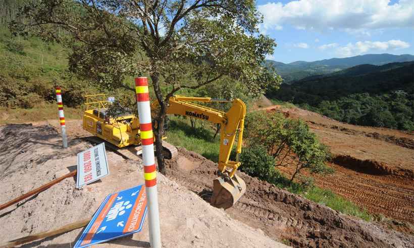 Mineradora cava represa para conter lama caso barragem se rompa em Barão de Cocais - Alexandre Guzanshe/EM/D.A Press