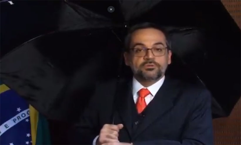 Ministro da Educação imita ''Cantando na Chuva'' para dizer que ''está chovendo fake news'' - Twitter/Reprodução