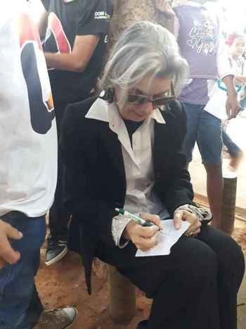 Cármen Lúcia dá autógrafo na cidade natal -  Verônica Barbosa Soares /WhatsApp