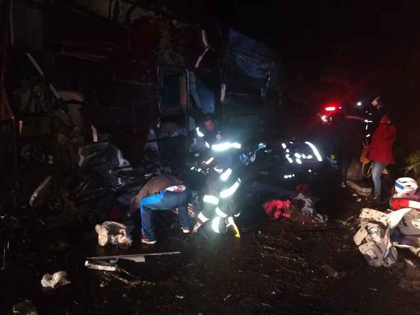 Ônibus capota, cai na ribanceira e mata dez em rodovia de Campos Jordão - Corpo de Bombeiros PMESP
