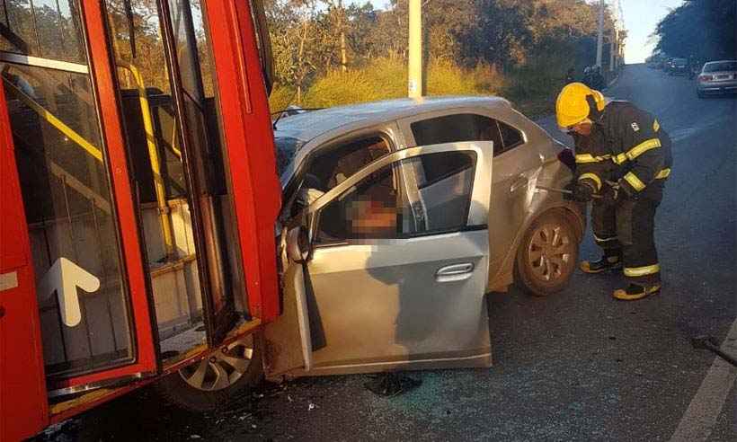 Homem morre em acidente entre carro e ônibus na MG-432, em Esmeraldas - Corpo de Bombeiros/Divulgação