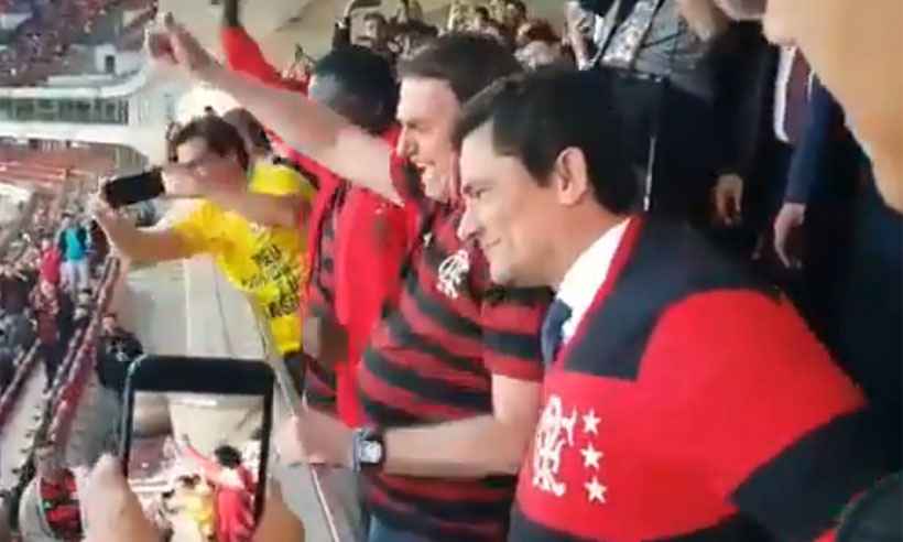 Bolsonaro assiste jogo do Flamengo com Moro e ministro é saudado pela torcida - Reprodução 