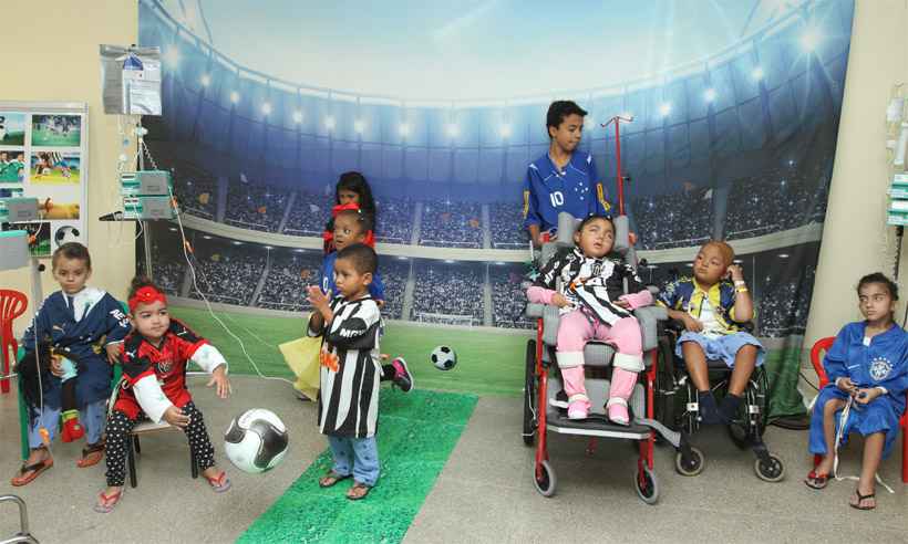 'Se Deus quiser, vou voltar a jogar': futebol leva alegria a crianças internadas no Hospital das Clínicas - Jair Amaral/EM/D.A PRESS