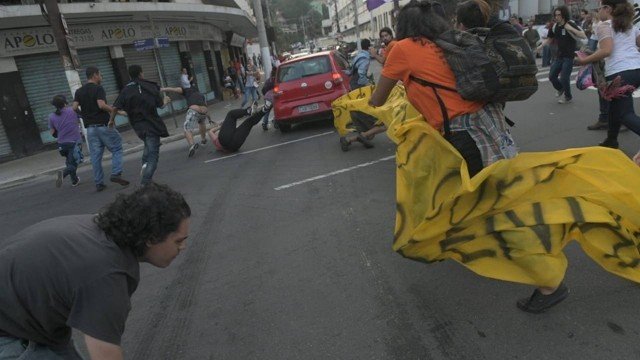 Carro fura bloqueio de protesto e atropela manifestantes em Niterói; veja vídeo - Samuel Tosta / Aduff