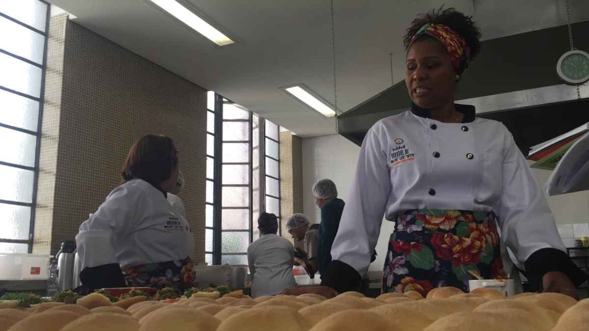 Delícias juninas ganham cara nova para o Arraial de Belô - A chef Carol Silva, da UNA, com o sanduíche Matula da roça