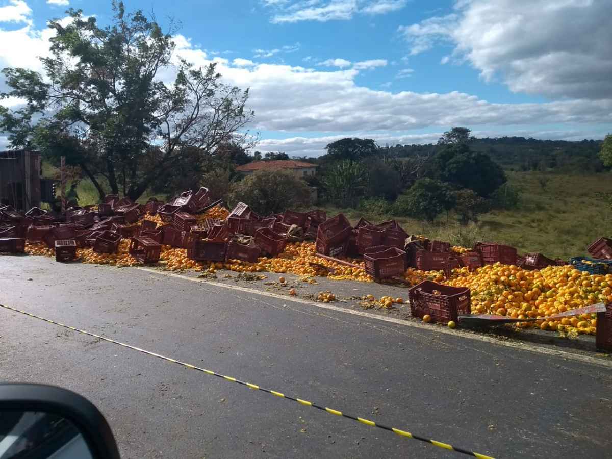 Tombamento de caminhão de mexericas deixa trânsito complicado em Sete Lagoas - Elizabeth Colares/EM/D.A.Press