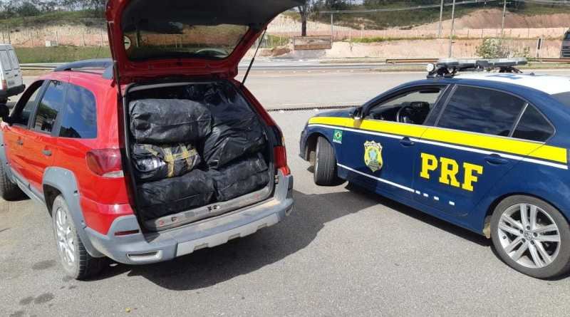 Carro abarrotado de tênis falsificados é parado a caminho de shopping popular - Divulgação/PRF