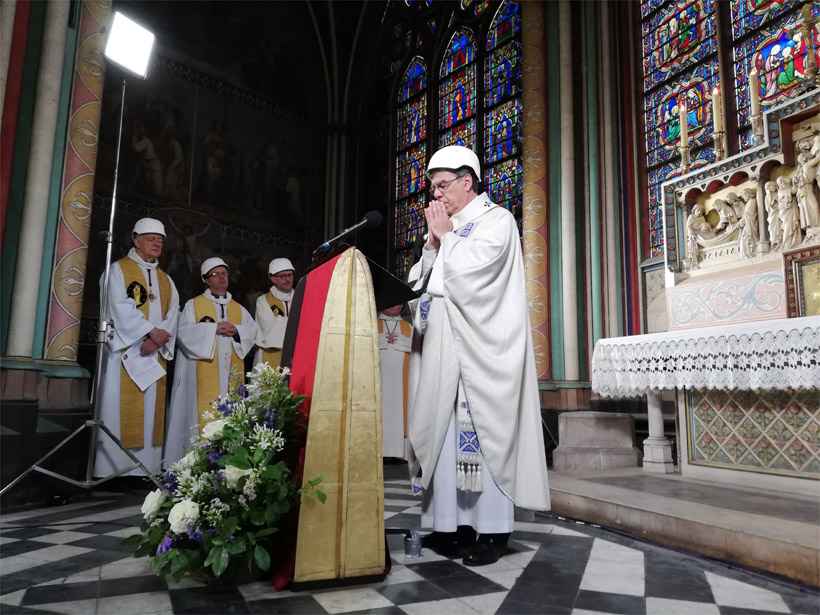De capacete, padres celebram primeira missa após incêndio em Notre Dame - KARINE PERRET / POOL / AFP
