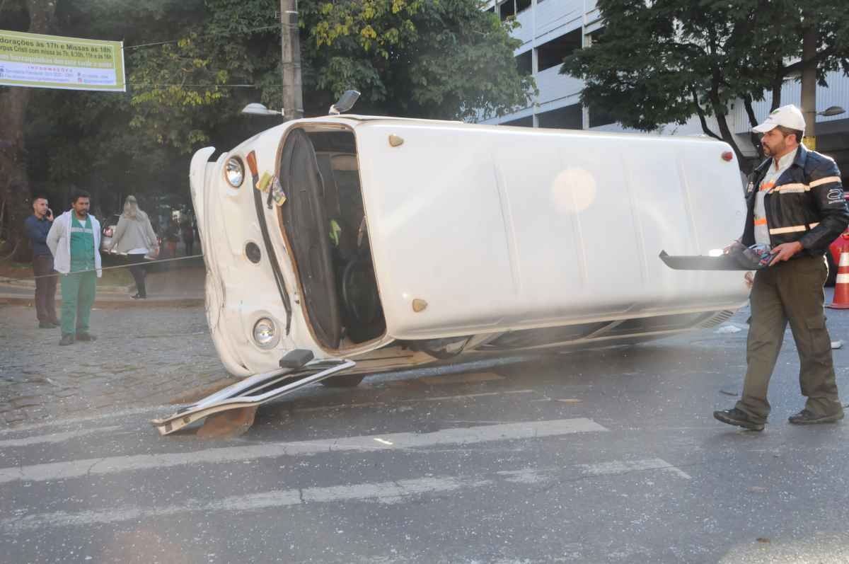 Kombi e carro batem em cruzamento no Bairro Funcionários - Paulo Filgueiras/EM/DA Press