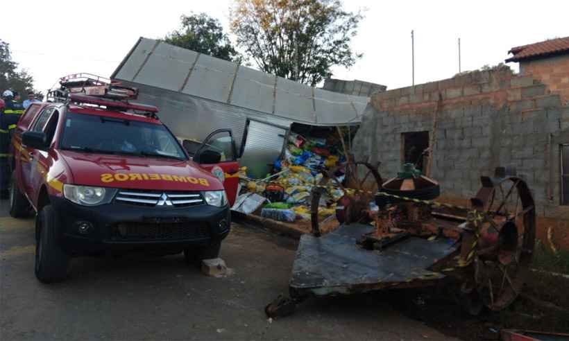 Caminhão desgovernado bate em casa e mata mulher - Corpo de Bombeiros/Divulgação