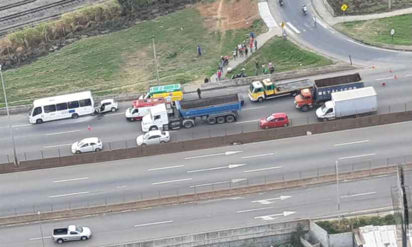 Acidente entre ônibus e carro deixa feridos e trânsito lento na BR-381  - Polícia Rodoviária Federal (PRF) / Divulgação