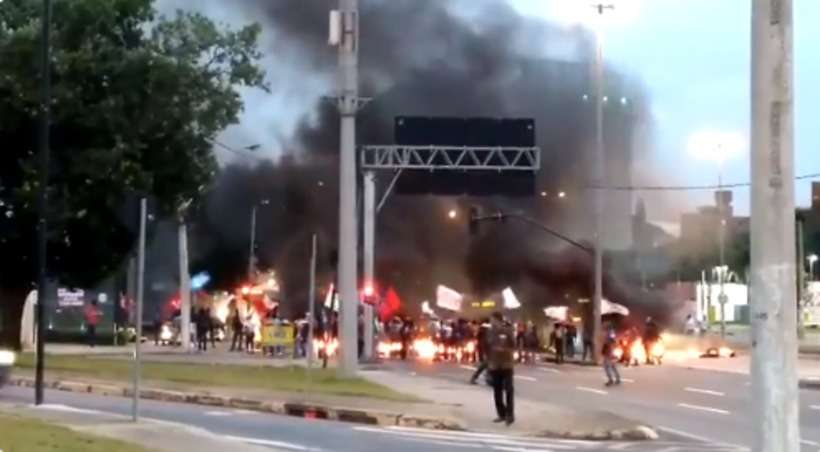 Após morte de mulher, polícia investiga queima de pneus nos protestos de 14 de junho - Reprodução/Twitter