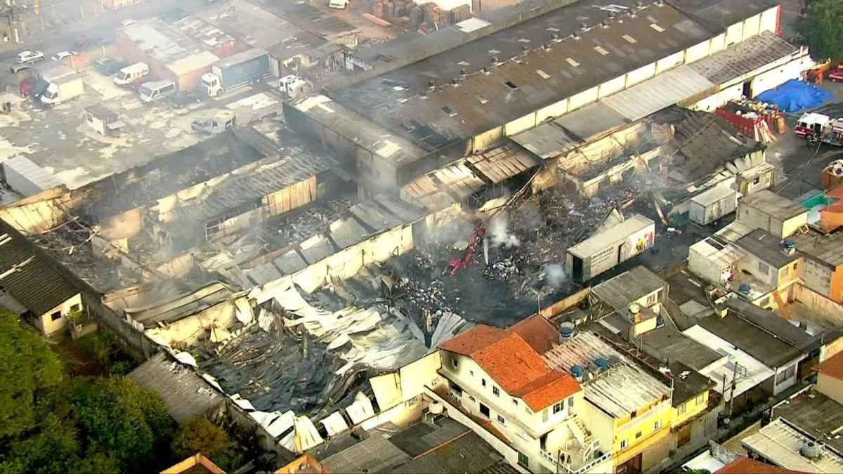 Incêndio atinge depósito da Casas André Luiz na zona leste de São Paulo -  Reprodução/TV Globo

