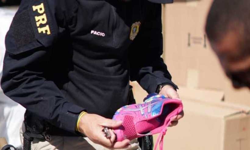 Caminhão carregado de tênis falsificados é apreendido na Grande BH - PRF/Divulgação