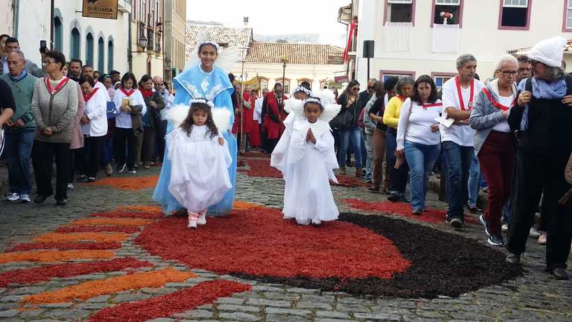 Milhares de fiéis acompanham celebração de Corpus Christi em Ouro Preto - Jair Amaral/EM/D.A Press
